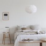 Biała lampa wisząca z piór do sypialni nad łóżko - EOS