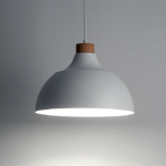 Biała lampa wisząca z drewnem Cap TK - skandynawski styl
