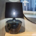 Czarna lampka nocna do sypialni Fiord