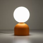 Lampa stołowa Miki - miniaturowa kulka z pomarańczową podstawą