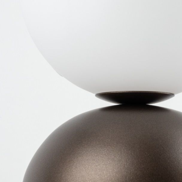 Lampka biurkowa Miki - brązowa z białą kulą ze szkła