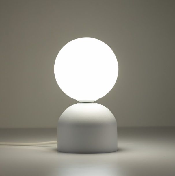 Lampka dekoracyjna do sypialni - Miki - biała kula
