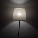 Szara lampa stojąca Nicola - brązowa podstawa