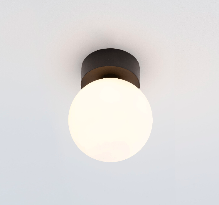 Czarna lampa sufitowa kula do łazienki Kier S - biały klosz