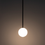 Lampa sufitowa na metalowym pręcie Kier L