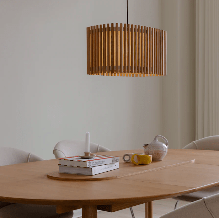 Lampa wisząca do salonu z drewnianych lameli Komorebi UMAGE