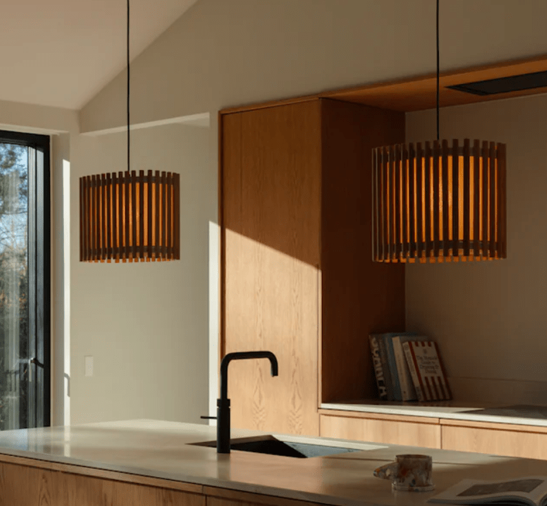 Lampa wisząca z lameli do kuchni Komorebi UMAGE 33 cm