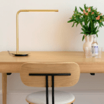 Nowoczesna lampka na biurko Omni UMAGE ze ściemniaczem i USB
