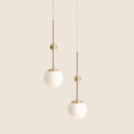 lampa wisząca z dekoracyjnymi kulkami do wysokiego sufitu- biale klosze