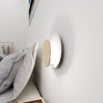 Biały kinkiet nowoczesny do sypialni Circle - drewno