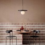 Lampa wisząca z czarnego marmuru Kivra - szklana kula nad stół