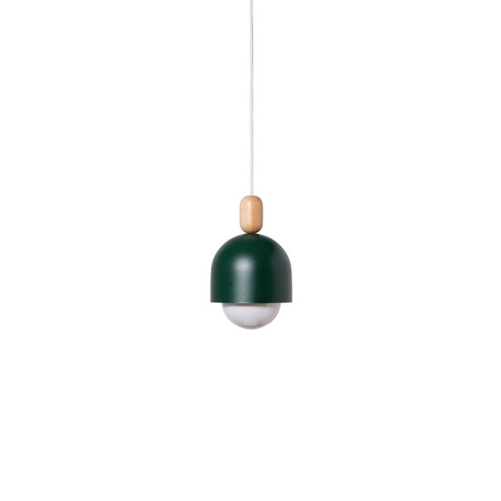 Ciemnozielona lampa wisząca z drewnianym zdobieniem Ovoli - skandynawska