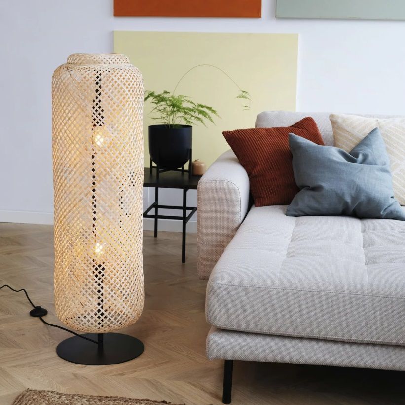 Lampa stojąca boho do sypialni Boom - ręcznie tkana z bambusa