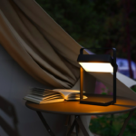 Czarna lampka na balkon Saulio LED - solarna z ładowarką USB, IP44