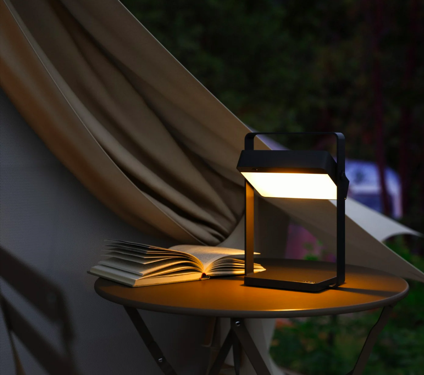 Czarna lampka na balkon Saulio LED - solarna z ładowarką USB, IP44