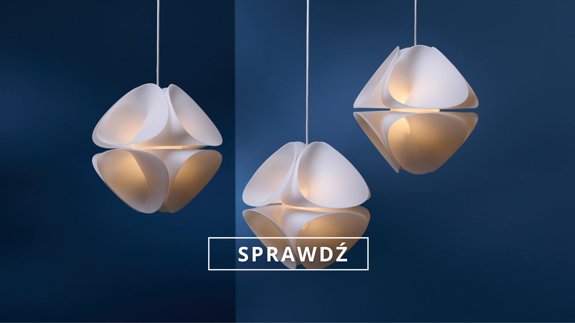 designerskie lampy wiszące białe na granatowej ścianie frandsen