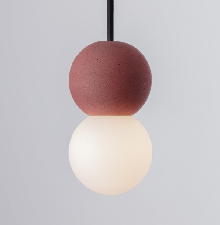 Czerwona lampa wisząca StoneBall - czerwona kulka betonowa