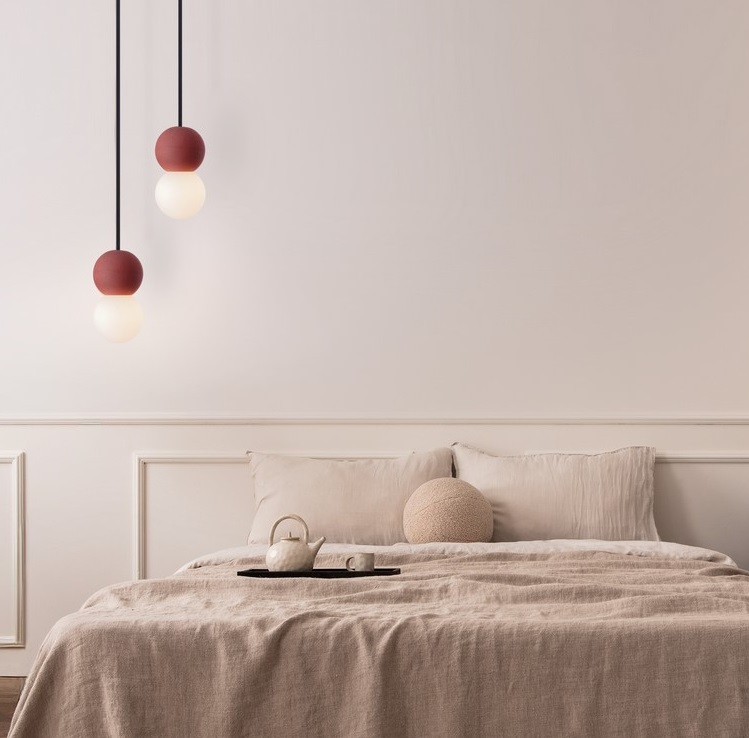 Czerwona lampa wisząca StoneBall - do sypialni