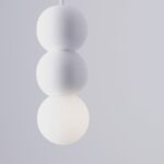 Dyskretna lampa wisząca StoneBall - 2 biała betonowa