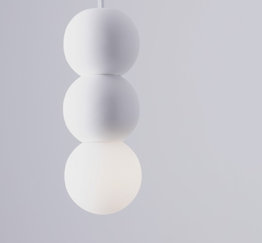Dyskretna lampa wisząca StoneBall - 2 biała betonowa