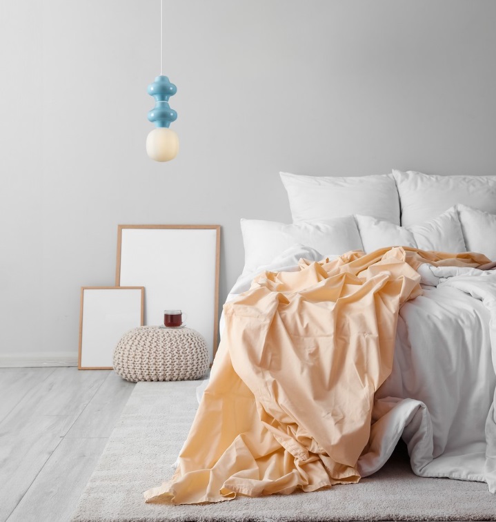 Niebieska lampa wisząca Colorella 2 - pastelowa sypialnia