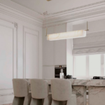 Złota liniowa lampa wisząca nad wyspę Lunalith - marmurowe szkło