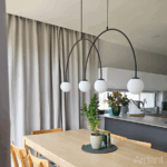 lampa łuki klosze kule nad drewnianym stołem w nowoczesnej kuchni w stylu skandynawskim Lea Ardant