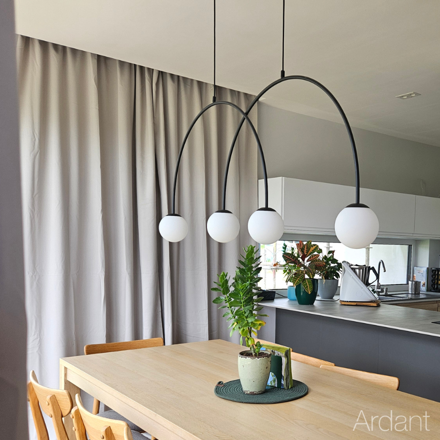 lampa łuki klosze kule nad drewnianym stołem w nowoczesnej kuchni w stylu skandynawskim Lea Ardant