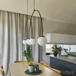 szeroka lampa wiszaca łuki z 4 kloszami nad podłużnym stołem Lea Ardant