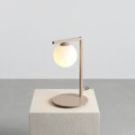 Beżowa lampa stołowa Zac - szklana kula