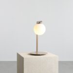 Beżowa lampa stołowa do salonu Zac - szklana kula