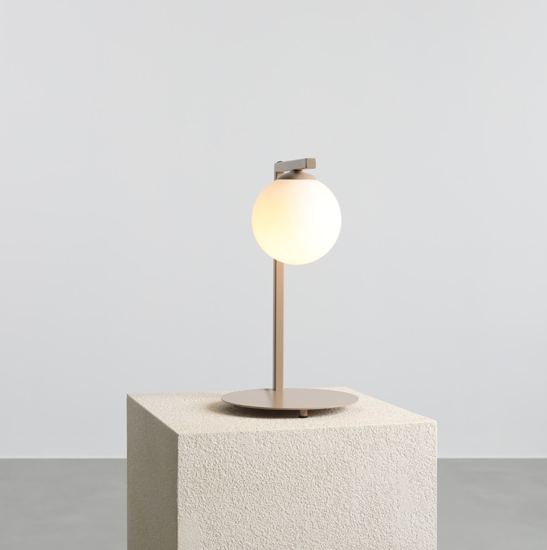 Beżowa lampa stołowa do salonu Zac - szklana kula