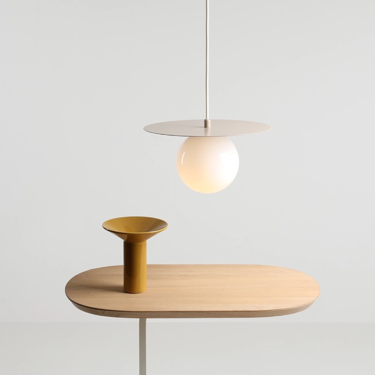Beżowa lampa wisząca nad stół Loop S - dekoracyjny dysk