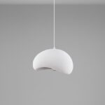 Biała lampa wisząca Cluora 50 - salon wabi-sabi