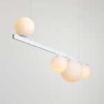Biała lampa wisząca podłużna Garda 4 - mleczne kule