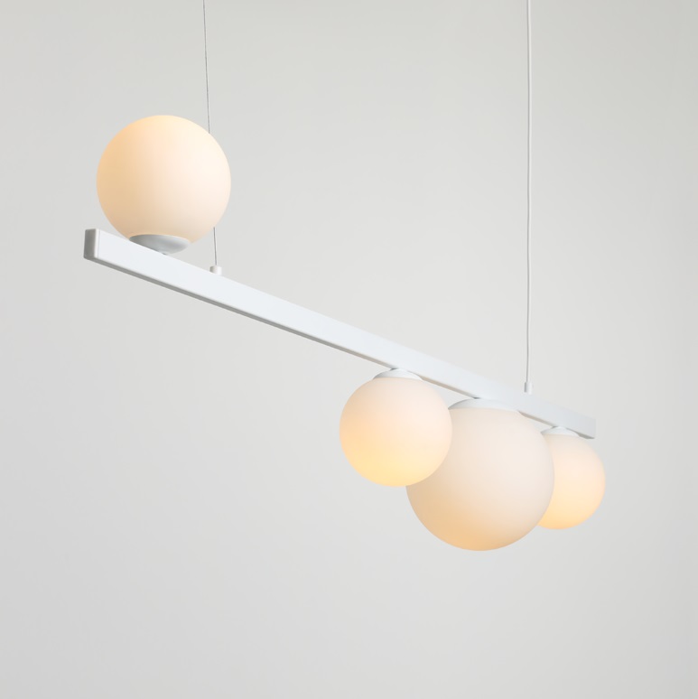 Biała lampa wisząca podłużna Garda 4 - mleczne kule