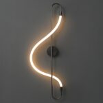 Czarny pionowy kinkiet do salonu Essa LED 9W