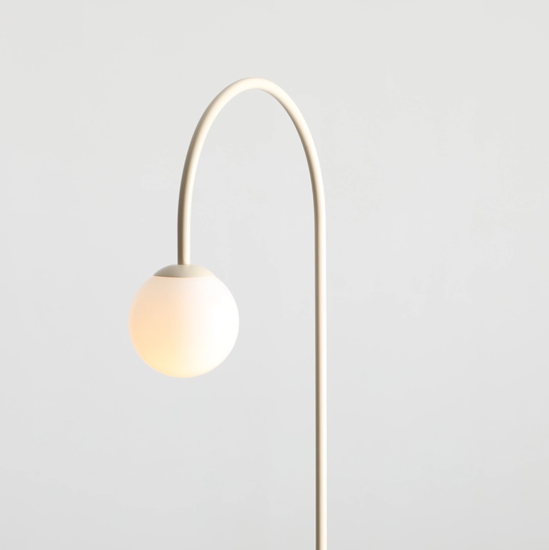 Klimatyczna lampa podłogowa Una - kremowa z kulą na łuku