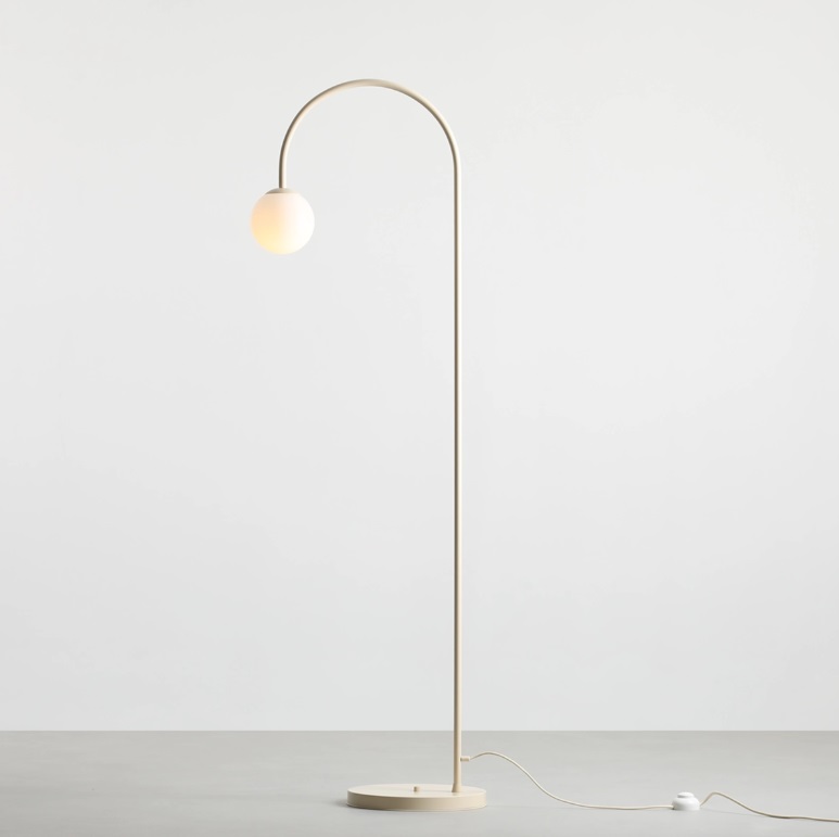 Klimatyczna lampa stojąca Una - kremowa z kulą na łuku
