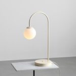 Kremowa lampa stołowa Una - kula na łuku