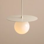 Kremowa lampa wisząca Loop S - szklana kula