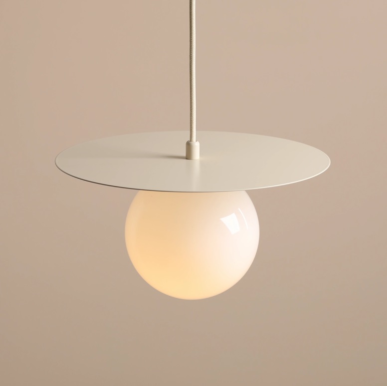 Kremowa lampa wisząca Loop S - szklana kula
