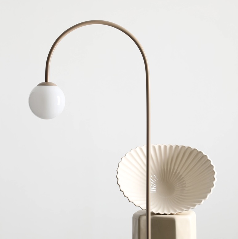 Lampa podłogowa do salonu Una - beżowa z łukiem