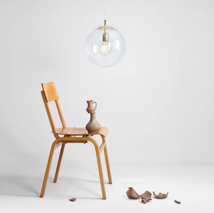 Złota lampa wisząca do salonu Globe - przezroczysty szkalny klosz