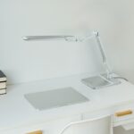 Srebrna lampka biurkowa dla dziecka Mica LED - ruchoma
