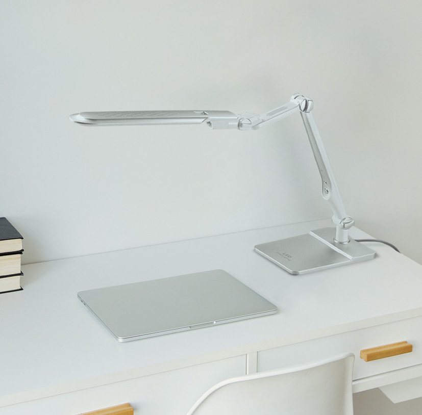 Srebrna lampka biurkowa dla dziecka Mica LED - ruchoma