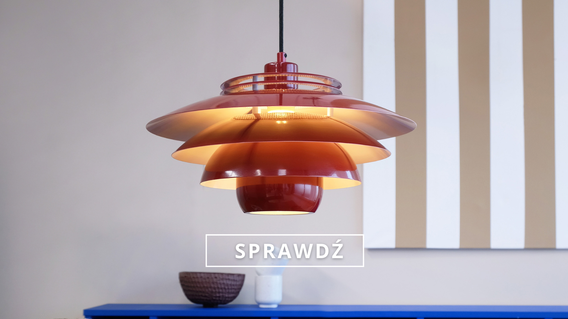 czerwona lampa wiszaca w stylu dunskim nad stolem