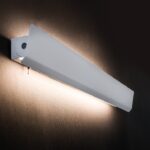 Biała podłużna lampa ścienna z regulacją Wing LED