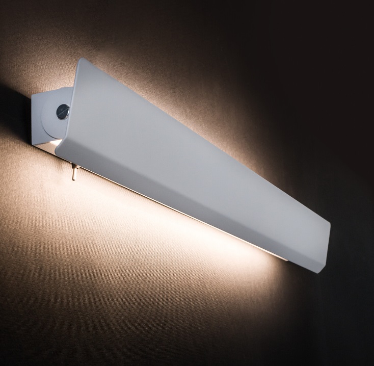 Biała podłużna lampa ścienna z regulacją Wing LED