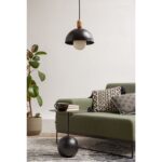 Czarna lampa wisząca nad stolik kawowy w salonie Medivo